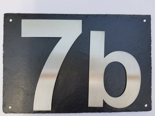 Zweistellige Hausnummer aus gebürstetem Edelstahl auf Schieferplatte -